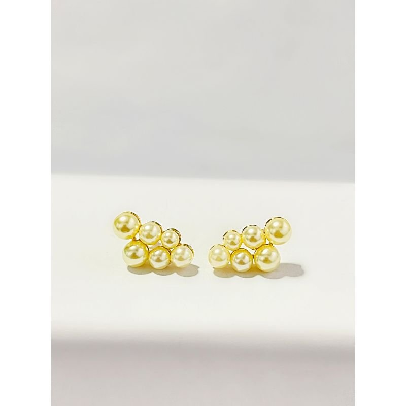 Brinco ear cuff com duas fileiras de pérolas banhado em ouro 18k