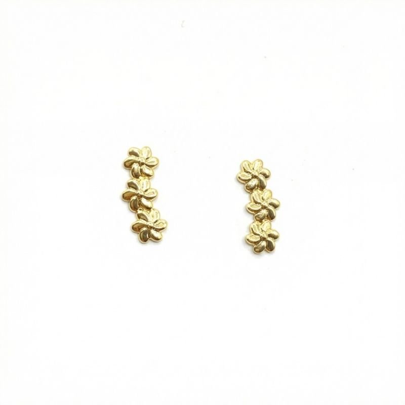 Brinco ear cuff com três florzinhas banhado em ouro 18k
