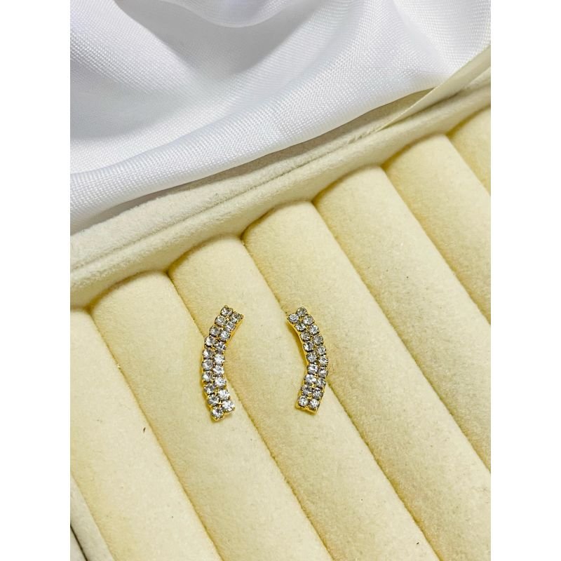 Brinco ear cuff curvado com fio de zircônias banhado em ouro 18k