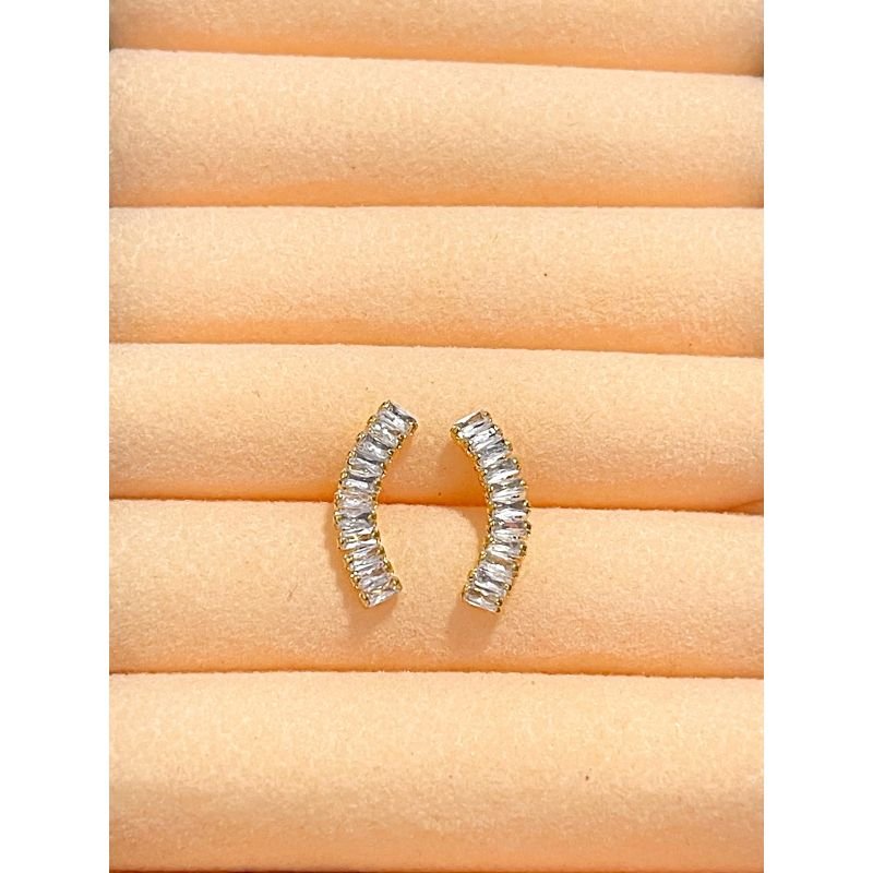 Brinco ear cuff pequeno com zircônias retangulares cristais banhado em ouro 18k