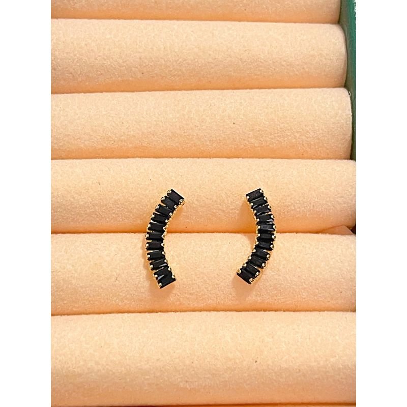 Brinco ear cuff pequeno com zircônias retangulares negras banhado em ouro 18k