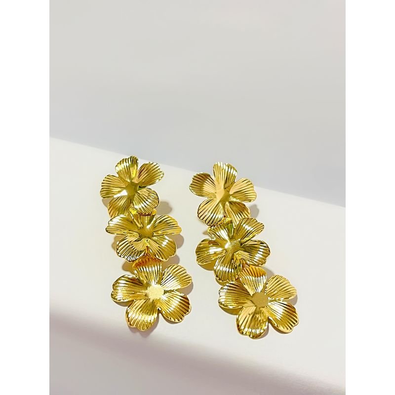 Brinco flor tripla listrada banhado em ouro 18k