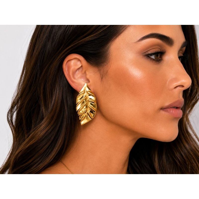 Brinco Folha Tropical Texturizada Banhado em Ouro 18K