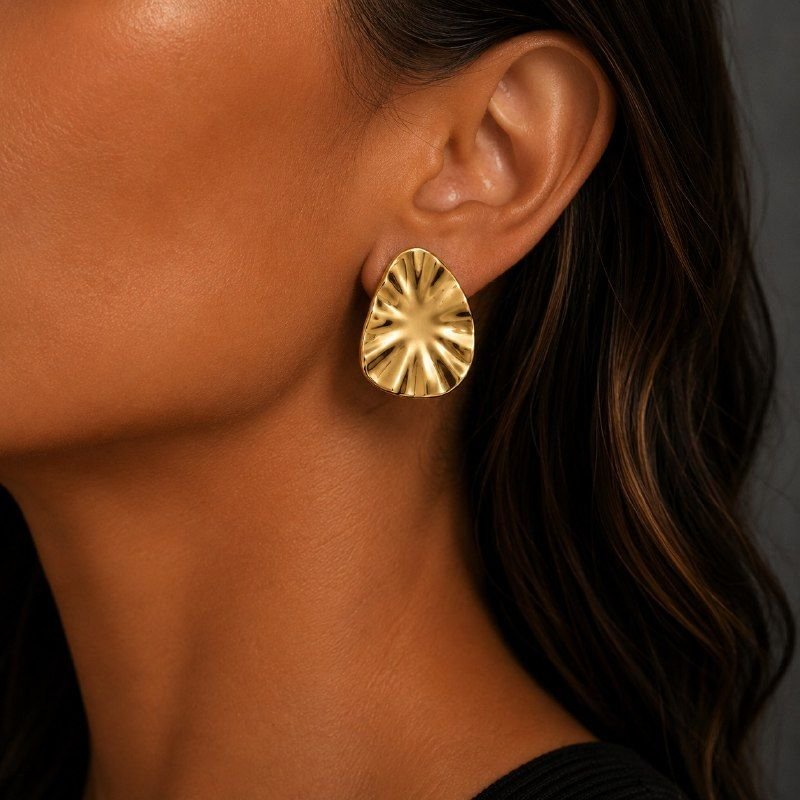 Brinco gota ondulada banhado em ouro 18k