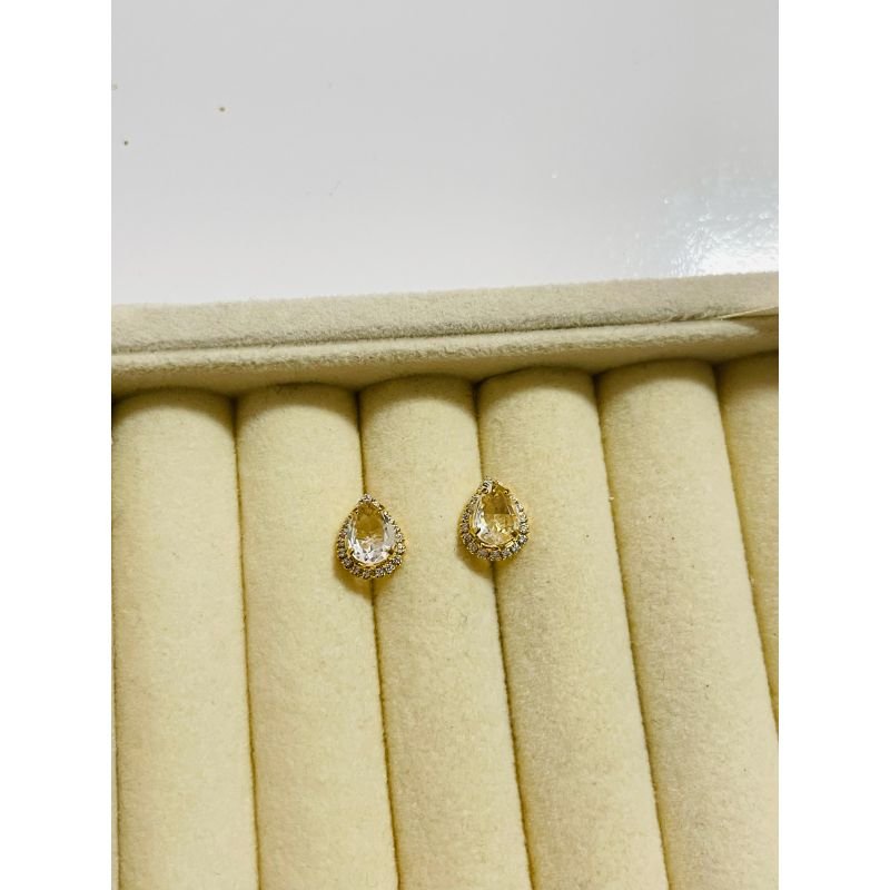 Brinco gota pequena com pedra cristal e zircônias cristais banhado em ouro 18k