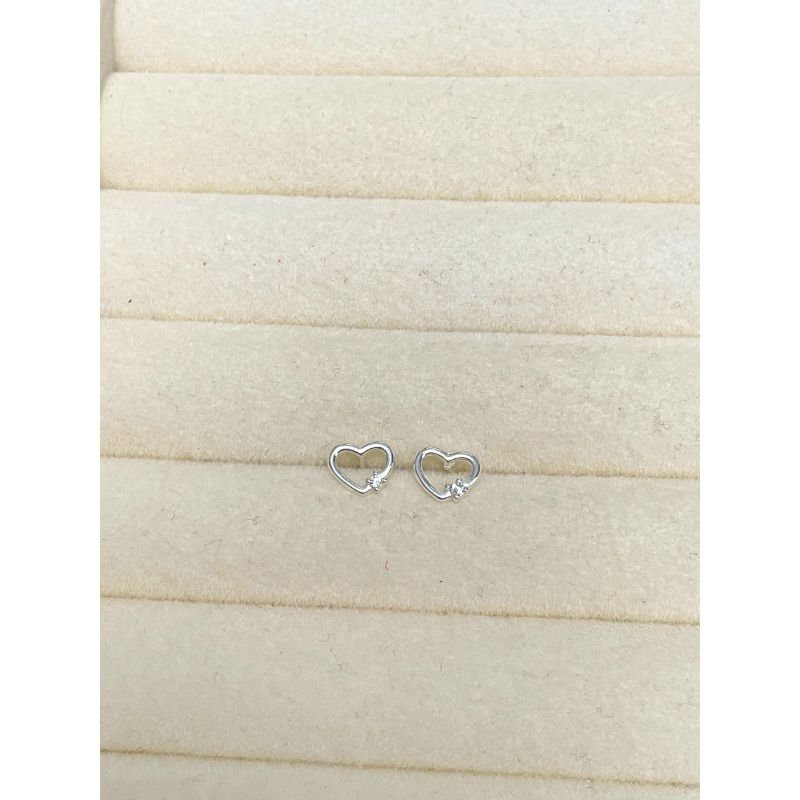 Brinco mini coração vazado com ponto de luz em prata 925