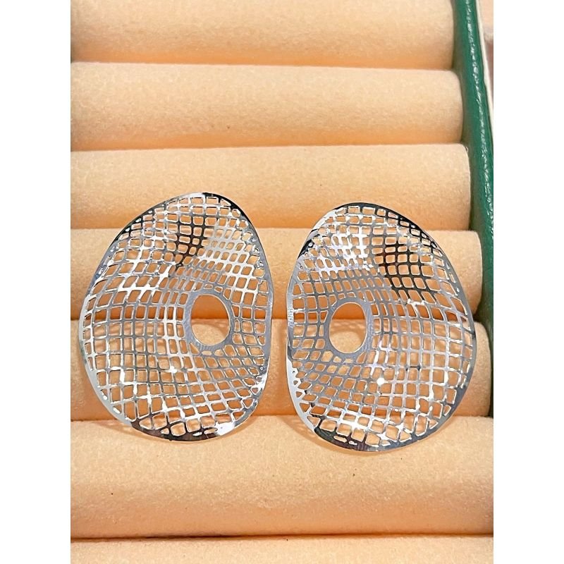 Brinco orgânico oval com design de arames banhado em ródio branco