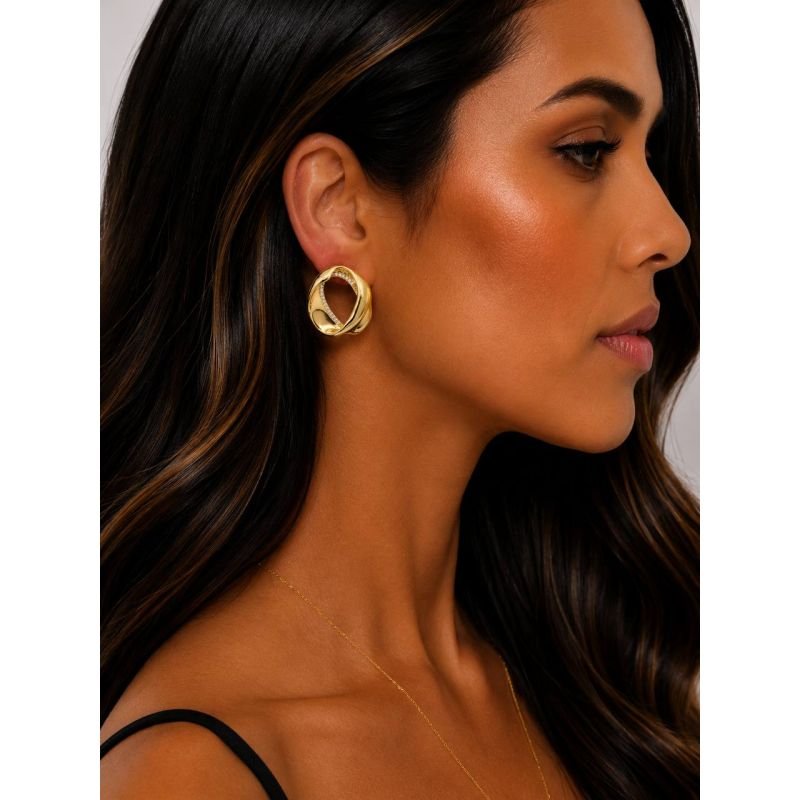 Brinco Orgânico Vazado com Microzircônias Cristal Banhado em Ouro 18K