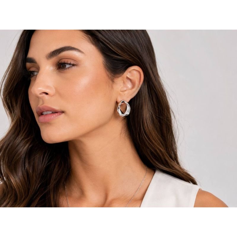 Brinco Orgânico Vazado com Microzircônias Cristal Banhado em Prata