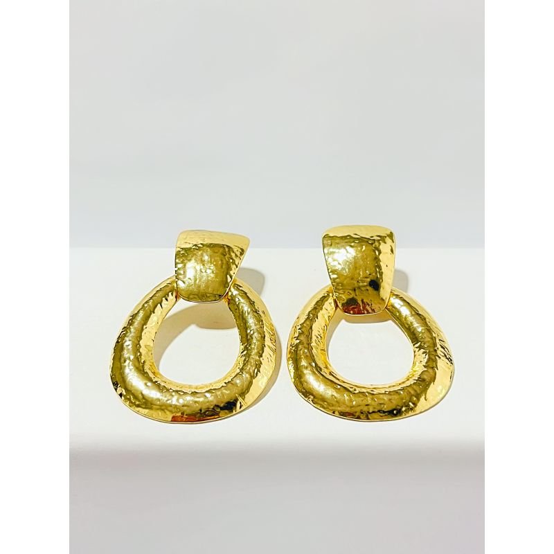 Brinco pêndulo com gota texturizada martelado banhado em ouro 18k