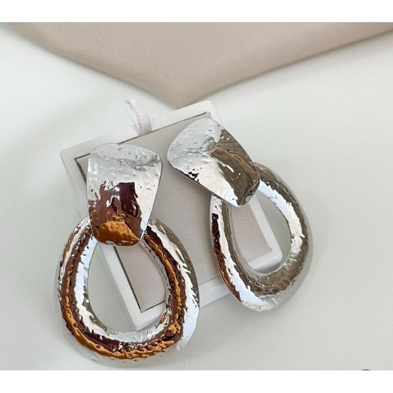 Brinco pêndulo com gota texturizada martelado banhado em prata