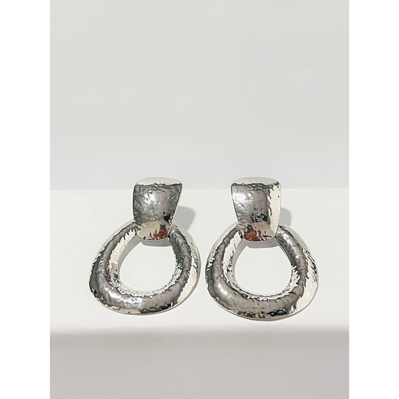 Brinco pêndulo com gota texturizada martelado banhado em prata