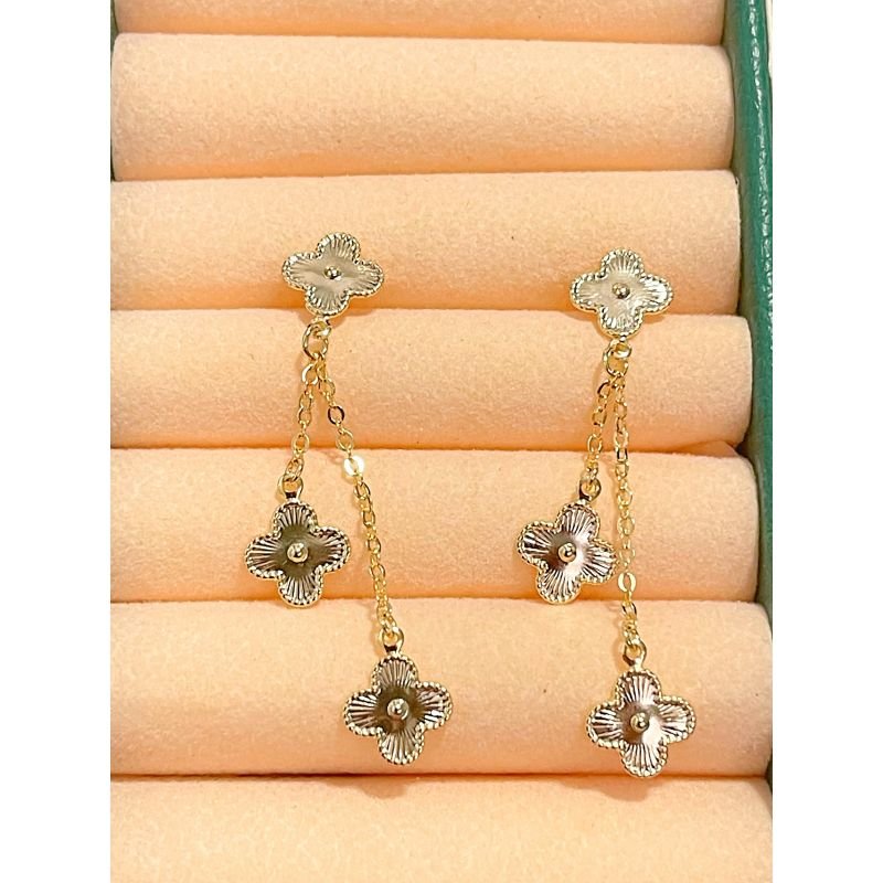 Brinco pêndulo com mini elos e trevo listrado banhado em ouro 18k