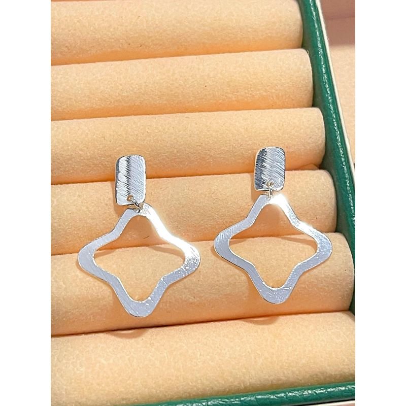 Brinco pêndulo com trevo vazado grande banhado em ródio branco