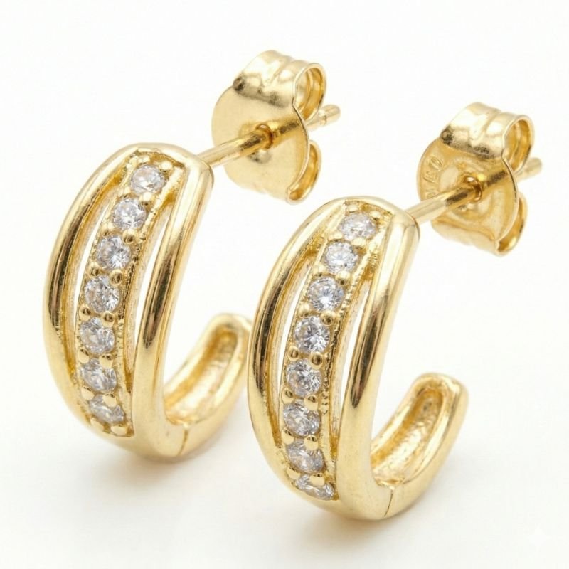 Brinco pequeno curvado com fio cravejado e liso banhado em ouro 18k