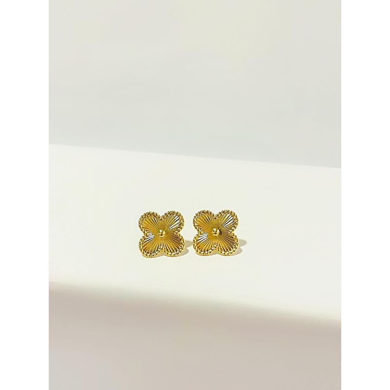Brinco trevo com design listrado banhado em ouro 18k