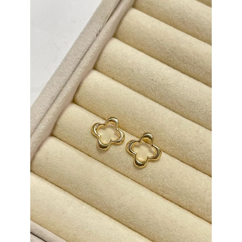 Brinco trevo vazado banhado em ouro 18k