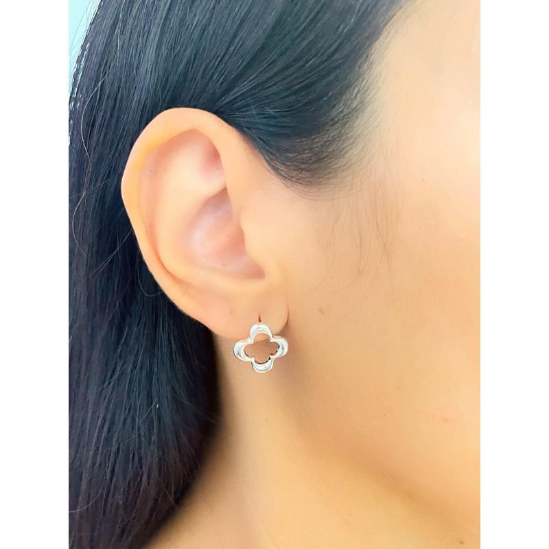 Brinco trevo vazado banhado em prata