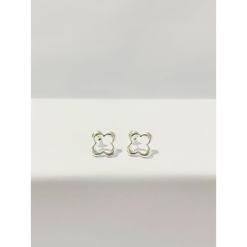 Brinco trevo vazado banhado em prata