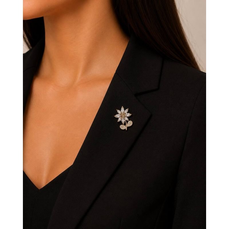 Broche Flor Delicada com Zircônias Cristal e Microzircônias Banhado em Ouro 18k