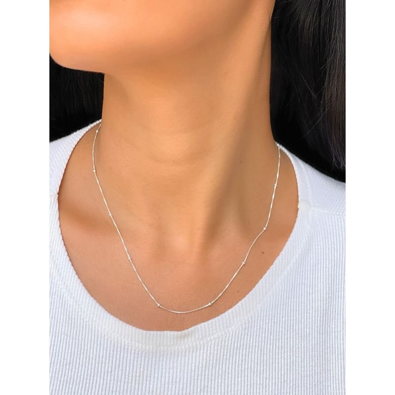 Colar com bolinhas pequenas nas laterais 45cm em prata 925