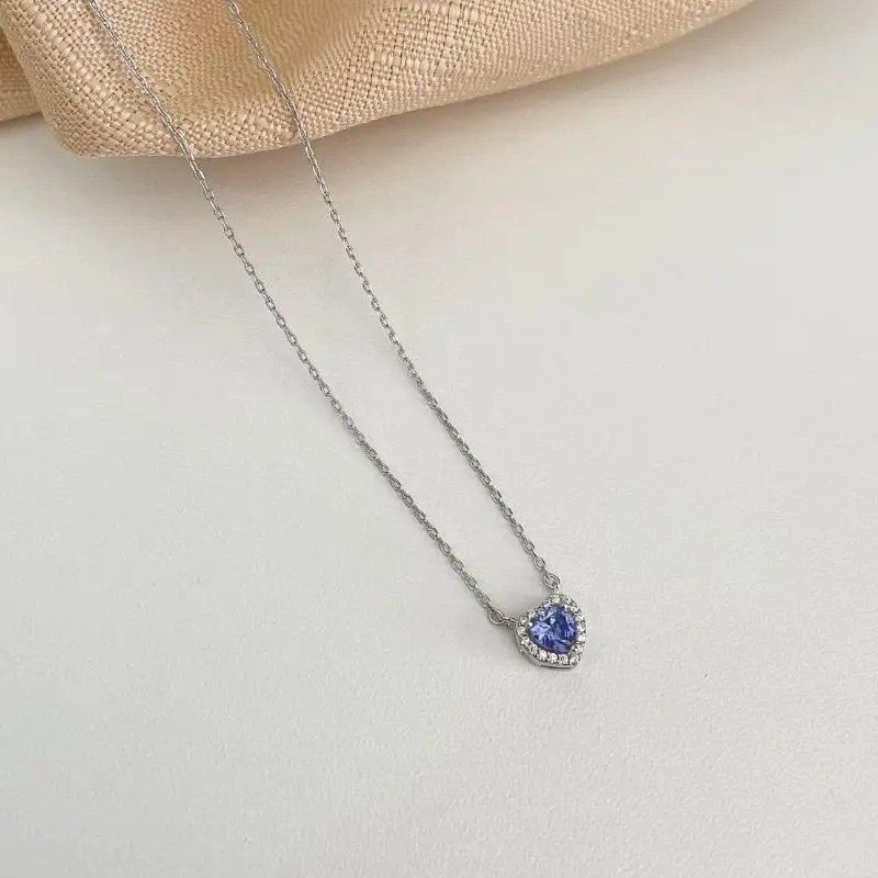 Colar com mini elos e coração pequeno com fio de zircônia na cor Tanzanita em prata 925