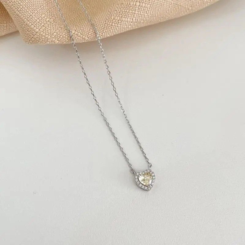 Colar com mini elos e coração pequeno com fio de zircônia na cor Yellow Fancy em prata 925