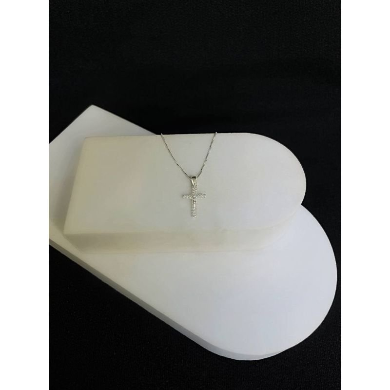 Colar com pingente cruz perfurado pequena em prata 925