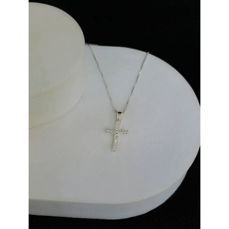 Colar com pingente cruz perfurado pequena em prata 925