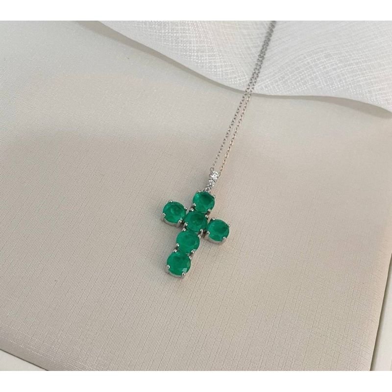 Colar de elos com cruz de zircônia na cor Esmeralda jade 6MM em prata 925