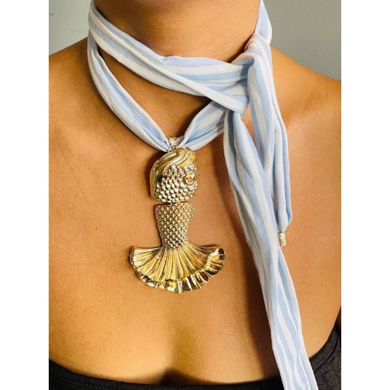 Colar em tecido listrado azul com peixe banhado em ouro 18k
