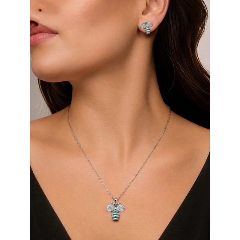 Conjunto Colar e Brinco Abelha arredondada listrada com cravação pavê na cor cristal e Esmeralda Jade banhado em prata