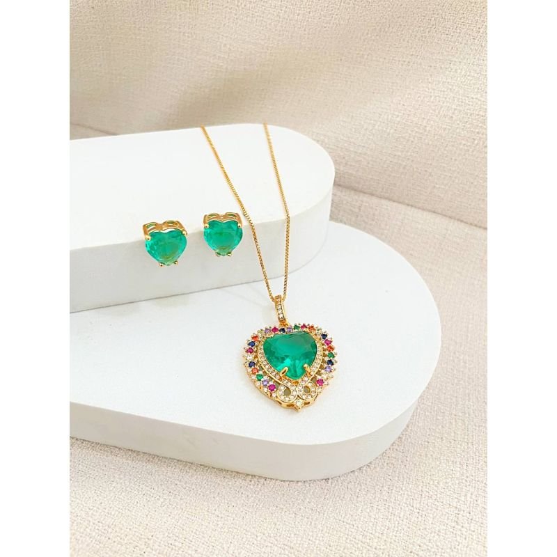 Conjunto de colar com brinco coração verde esmeralda e zirconias coloridas ao redor banhado em ouro 18k