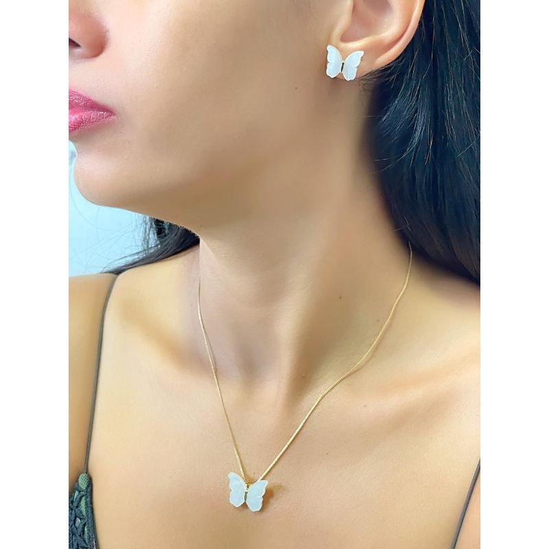 Conjunto de colar e brinco borboleta em madrepérola banhado em ouro 18k