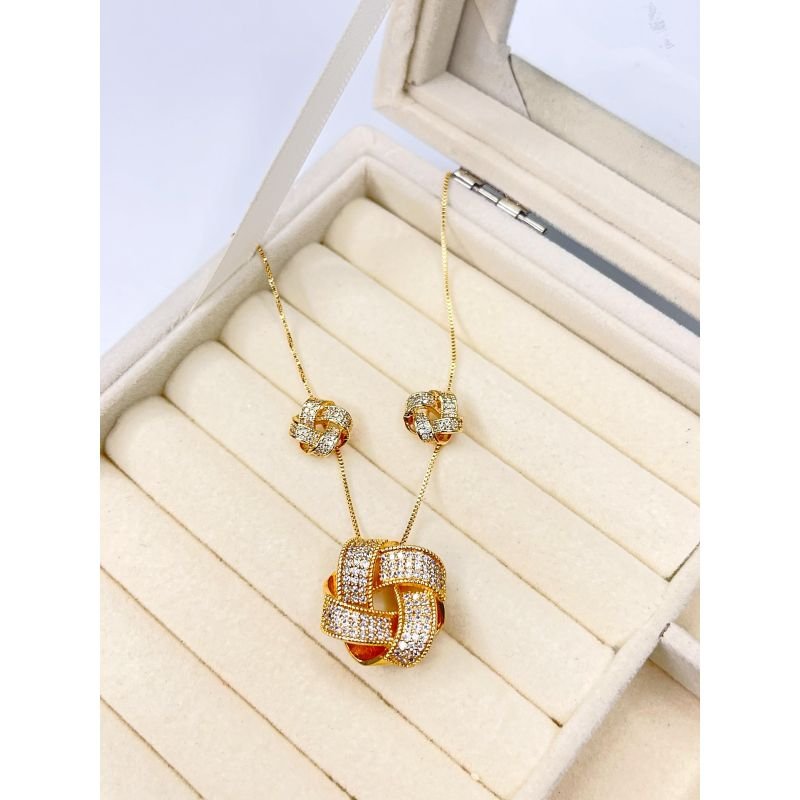 Conjunto de colar e brinco nó cravejado de zircônias cristais banhado em ouro 18k