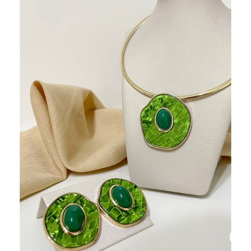Conjunto de colar e brinco orgânico com pedra oval na cor verde banhado em ouro 18k