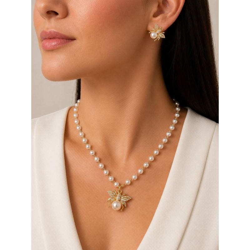 Conjunto de Colar e Brincos Pérolas com Abelha e Asas Microcravejadas banhada em ouro 18k