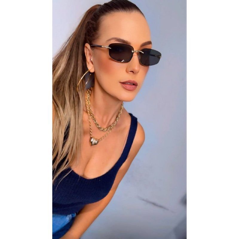 Óculos de sol com armação preta